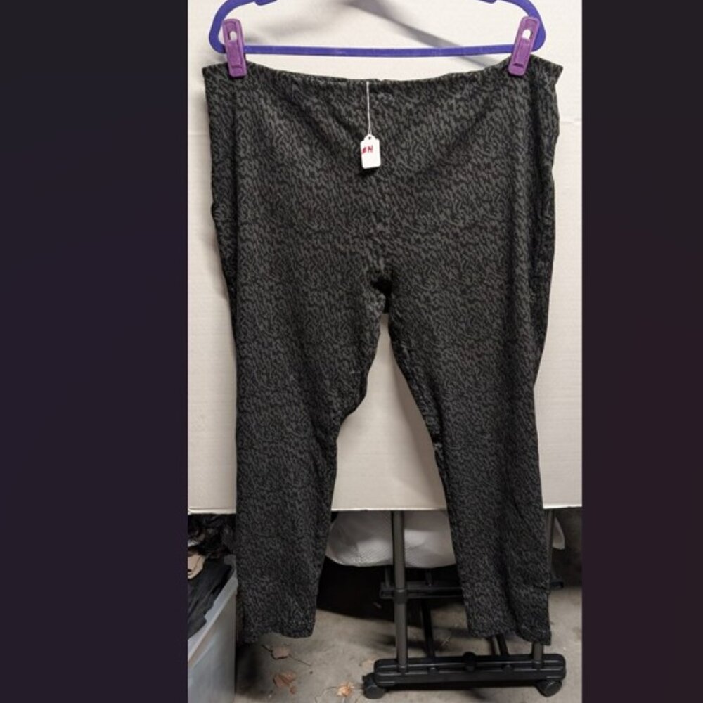 Nic + Zoe black and dark gray cropped pants/leggings w/ back pockets size 2X
